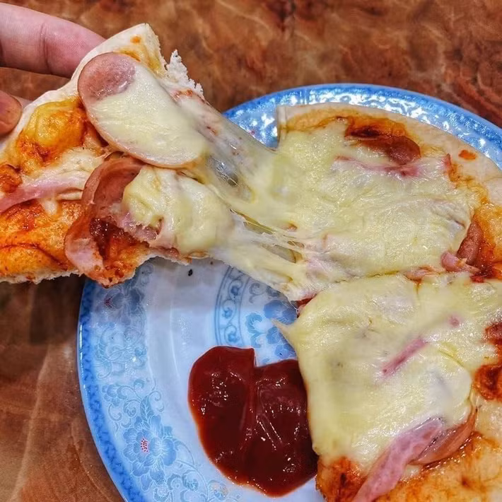 Loại pizza này để thoải mái, lên đến 6 tháng không lo mốc hỏng nên các hàng quán thường lấy về tích trữ bán dần.