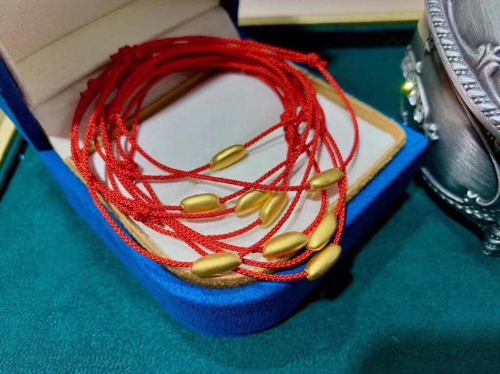 Phần lớn khách mua từ 1-3 hạt để kết dây thành vòng đeo tay. Ảnh: Facebook.