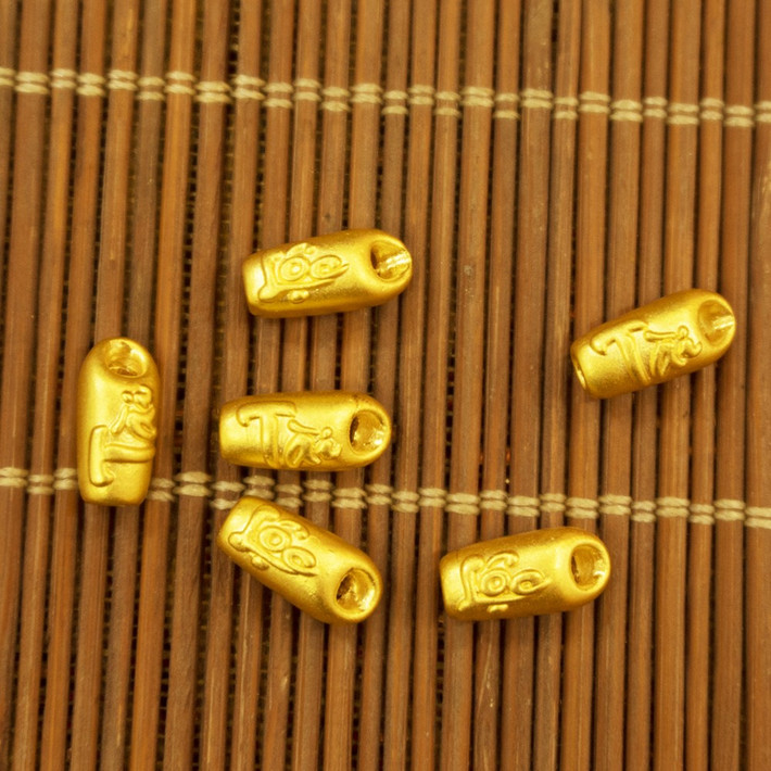 Theo một số người bán, gạo vàng thần tài được xem là một vật phẩm may mắn. Ảnh: Anccara.