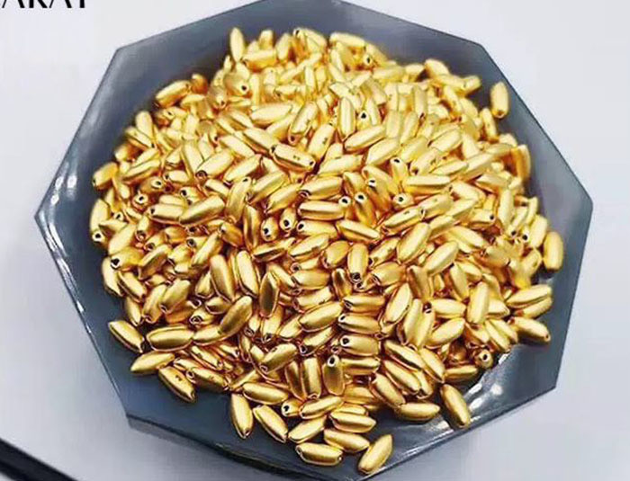 Trên thị trường, gạo vàng ròng được rao bán rầm rộ với giá dao động từ 250.000 - đến gần 1 triệu đồng/hạt tùy trọng lượng. Ảnh: Vietnamnet.