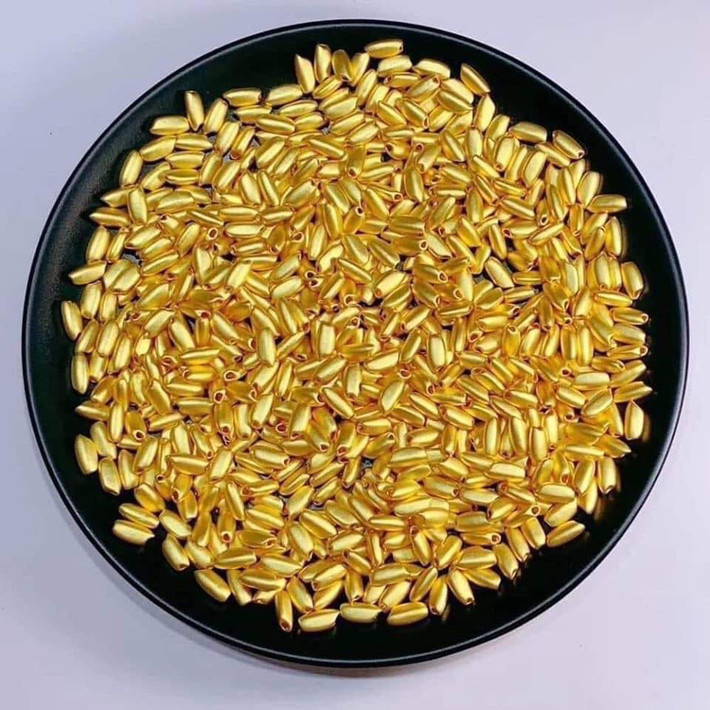 Tuy nhiên, cũng có khách mua vài chục hạt gạo vàng về bỏ vào hũ để cầu mong một năm no đủ, sung túc, giàu sang. Ảnh: Facebook.