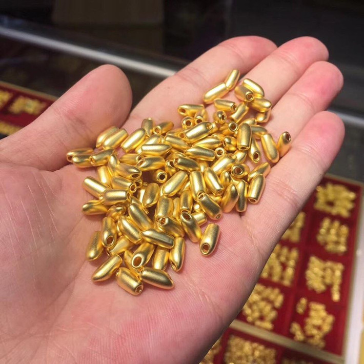 Tại một số cửa hàng, lượng khách mua hạt gạo vàng tăng đột biến, thậm chí "cháy hàng". Ảnh: Facebook.