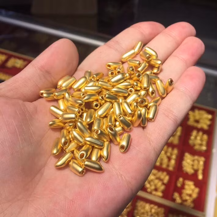 Tại một số cửa hàng, lượng khách mua hạt gạo vàng tăng đột biến, thậm chí "cháy hàng". Ảnh: Facebook.