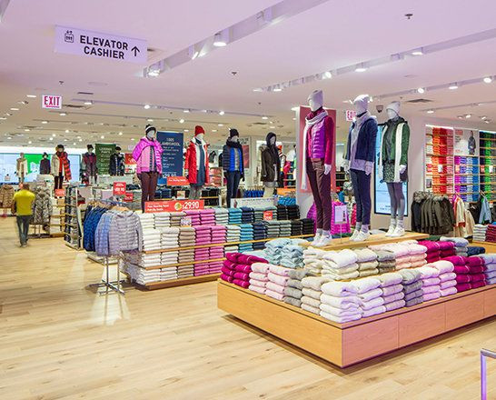 Điều này khiến khách hàng có cảm nhận quần áo Uniqlo rẻ hơn hẳn. Nhưng thực tế thì áo len, áo nỉ, quần, áo sơ-mi... có mức giá ngang ngửa các đối thủ.