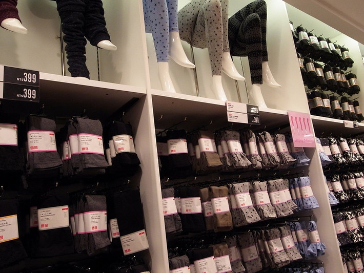 Một trong những lợi thế của Uniqlo so với các đối thủ cạnh tranh khác là gián bán rất rẻ. Ước tính, ít nhất 35% các sản phẩm trong Uniqlo được bán với giá dưới 10 USD.