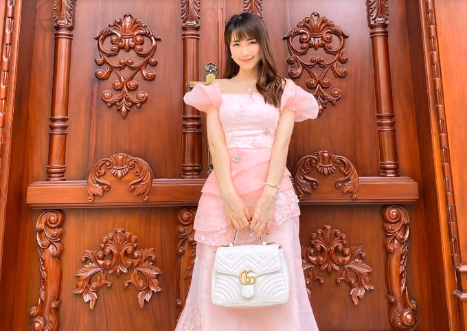 Chưa hết, Hoà Minzy từng mạnh tay chi tiền thưởng Tết 400 triệu đồng cho quản lý khiến nhiều người bất ngờ. Ảnh: FBNV