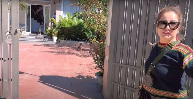 Căn nhà của Siu Black có cổng và hàng rào vững chắc. Trước nhà là khoảng sân rộng rãi.