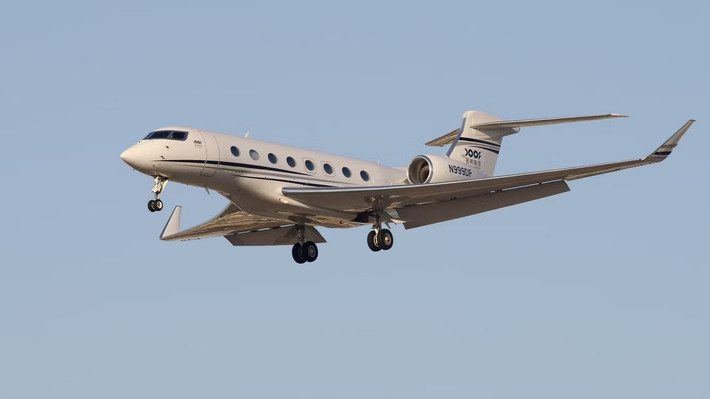 Trước khi mua Gulfstream G700, tỷ phú Jeff Bezos sở hữu và vận hành hai máy bay phản lực Gulfstream khác, đều là G650ER. Chiếc Gulfstream G650ER đầu tiên được đăng ký là N271DV, theo JetSpy. Nó được chế tạo ban đầu vào năm 2015 và có số sê-ri 6133. Ảnh: YouTube
