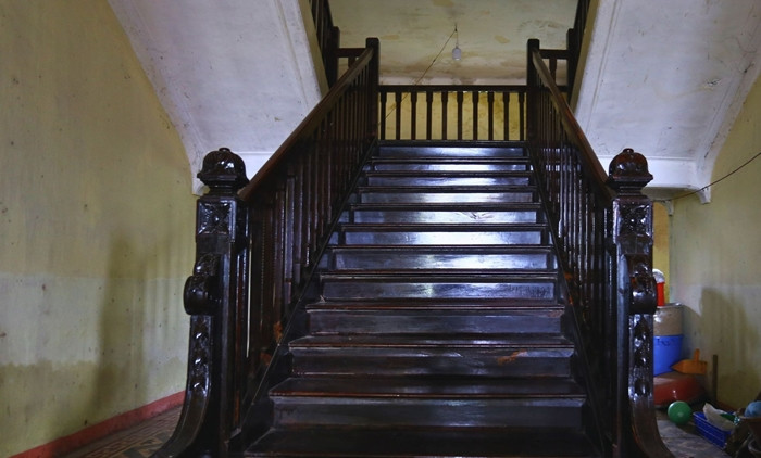 Bên trong nhà, cầu thang gỗ, hành lang rộng... đều đối xứng với nhau. Ảnh: Vietnamnet