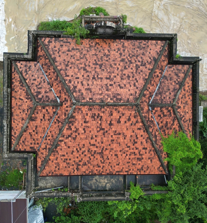 Toàn bộ căn nhà có màu vàng chủ đạo, mái lợp ngói. Ảnh: Dân Việt