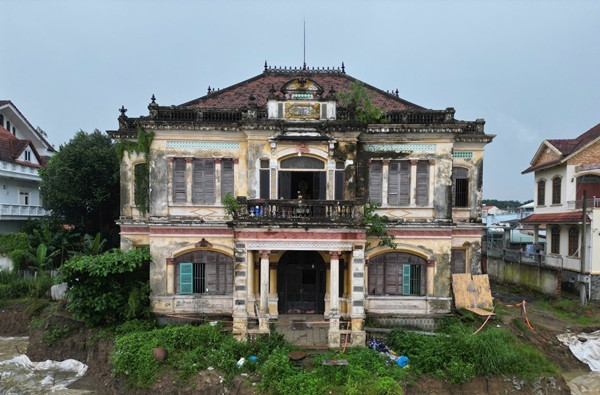 Dù đã được xây dựng 100 năm nhưng căn biệt thự vẫn nguy nga, bề thế, đậm kiến trúc Pháp. Ảnh: Dân Việt