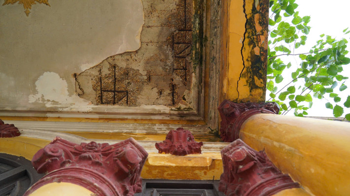 Trải qua thời gian, nhiều hạng mục trong ngôi nhà bắt đầu có dấu hiệu xuống cấp. Ảnh: Dân Việt