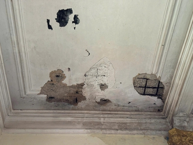 Sau khi kiểm tra, ghi nhận nguyện vọng chủ nhân ngôi nhà, Sở Xây dựng tổng hợp ý kiến các sở, ban ngành để trình UBND tỉnh Đồng Nai xem xét, quyết định. Ảnh: Người lao động