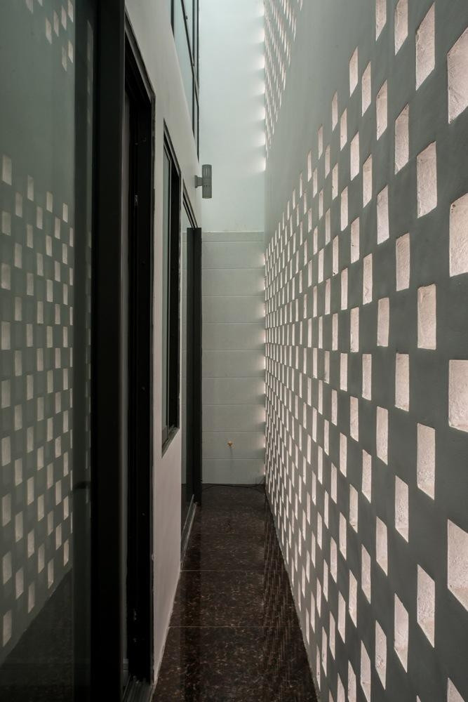 Bức tường được bố trí các ô thoáng để lưu thông gió bên ngoài và trong nhà. Ảnh: Nguyễn Tiến Thành