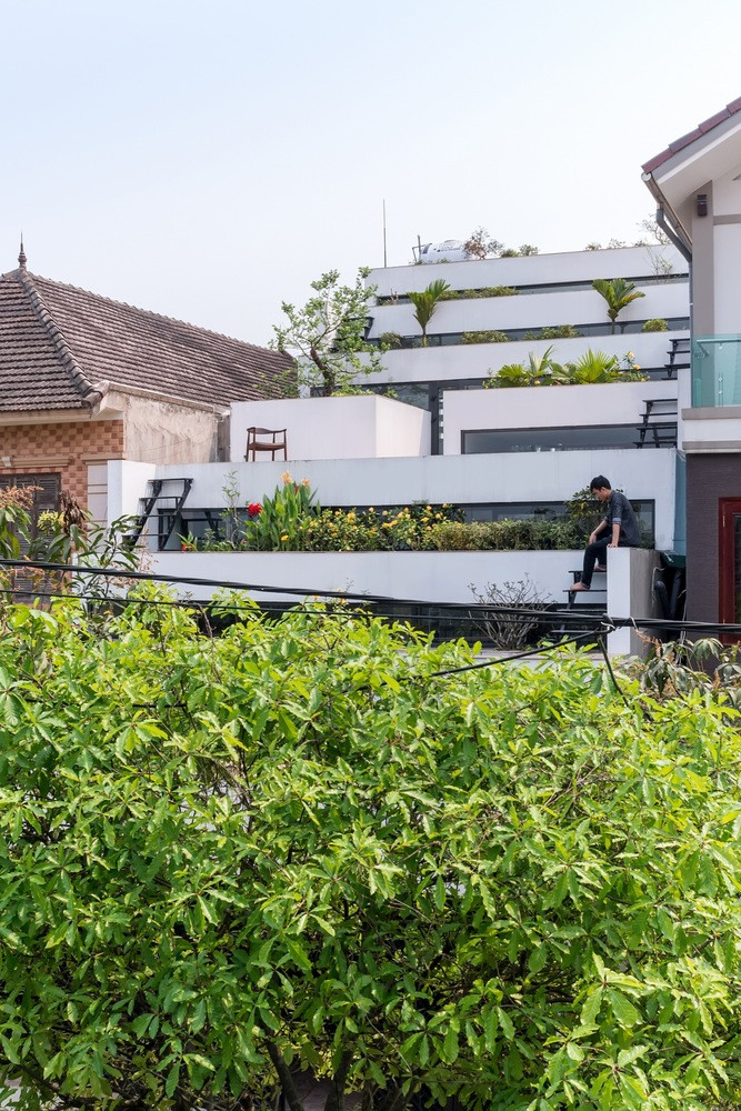 Ý tưởng chính về căn nhà là kết hợp hai yếu tố đặc trưng của vùng nông thôn Việt Nam: Ngôi nhà (không gian lưu trú) và ruộng bậc thang (không gian canh tác) để tạo nên một ngôi nhà với ranh giới mờ nhạt trong và ngoài; trên và dưới; chung và riêng. Ảnh: Nguyễn Tiến Thành