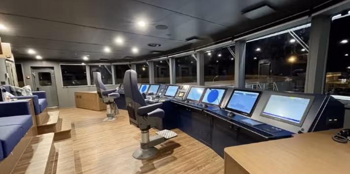Siêu du thuyền cũng cung cấp dịch vụ vận chuyển thuận tiện trực thăng và thuyền. Boong chính là sân đỗ dành cho tàu biển và những thiết bị lặn, trong khi các khu vực lưu trú nằm ở tầng trên yên tĩnh hơn. Ảnh: Boatinternational