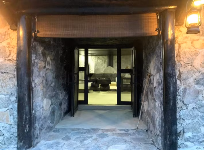 Cửa vào hang đá. Ảnh: Happynest