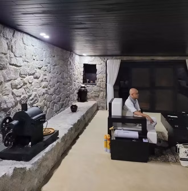 Hang đá nơi "vua cà phê" Trung Nguyên ở ẩn sử dụng tông màu đen trắng chủ đạo, không ti vi, không wifi. Ảnh: Vietnamnet