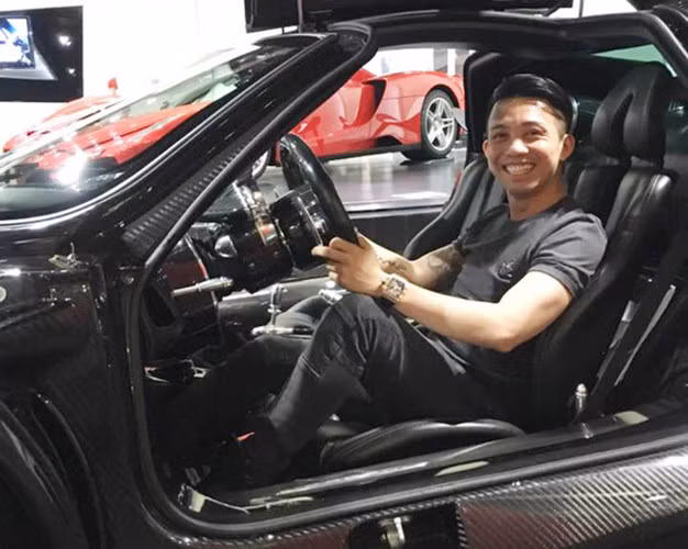 Khi cả hai xảy ra mâu thuẫn vào năm 2016, Mina Phạm từng ra nước ngoài và cắt đứt mọi liên lạc với chồng. Minh Nhựa đã tìm mọi cách xin lỗi vợ và thuyết phục cô về nước. Ngày Mina trở về, vị đại gia đã mang cả dàn siêu xe đến rước cô ở sân bay.