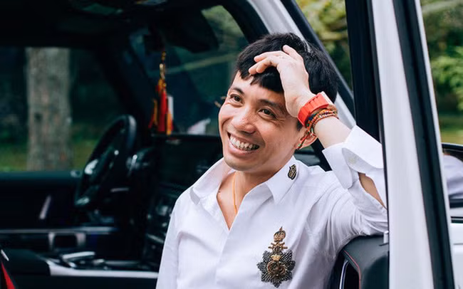 Về đời tư, đại gia Minh Nhựa trải qua hai đời vợ. Sau khi chia tay vợ đầu, Minh Nhựa vướng vào mối tình ồn ào với người vợ hiện tại Mina Phạm.