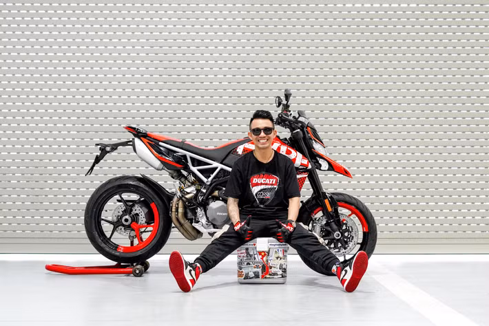 Vị đại gia này cho biết: "Với dáng người "khiêm tốn" thì công việc này cũng không dễ dàng gì với Minh, nhưng càng làm Minh càng thấy rằng không có vị trí nào "kém quan trọng". Nếu không có những người đẩy hàng, chất hàng và sắp xếp một cách khoa học thì hàng ngàn tấn hàng sẽ không thể được lấy ra và vận chuyển nhanh chóng".