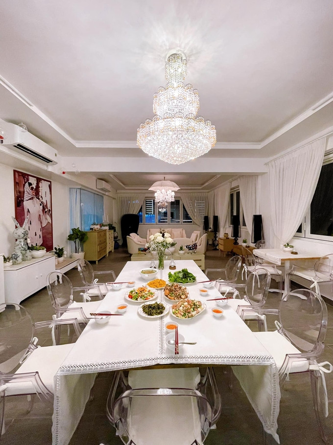 Phòng ăn được kết nối với phòng khách, tạo sự rộng rãi và thoáng đãng.