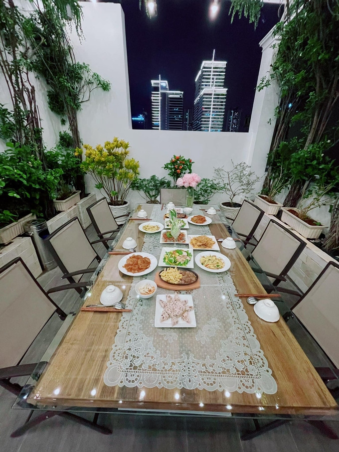 Nữ diễn viên còn bố trí bàn ghế để tổ chức những bữa tiệc ngoài trời cùng gia đình, bạn bè.