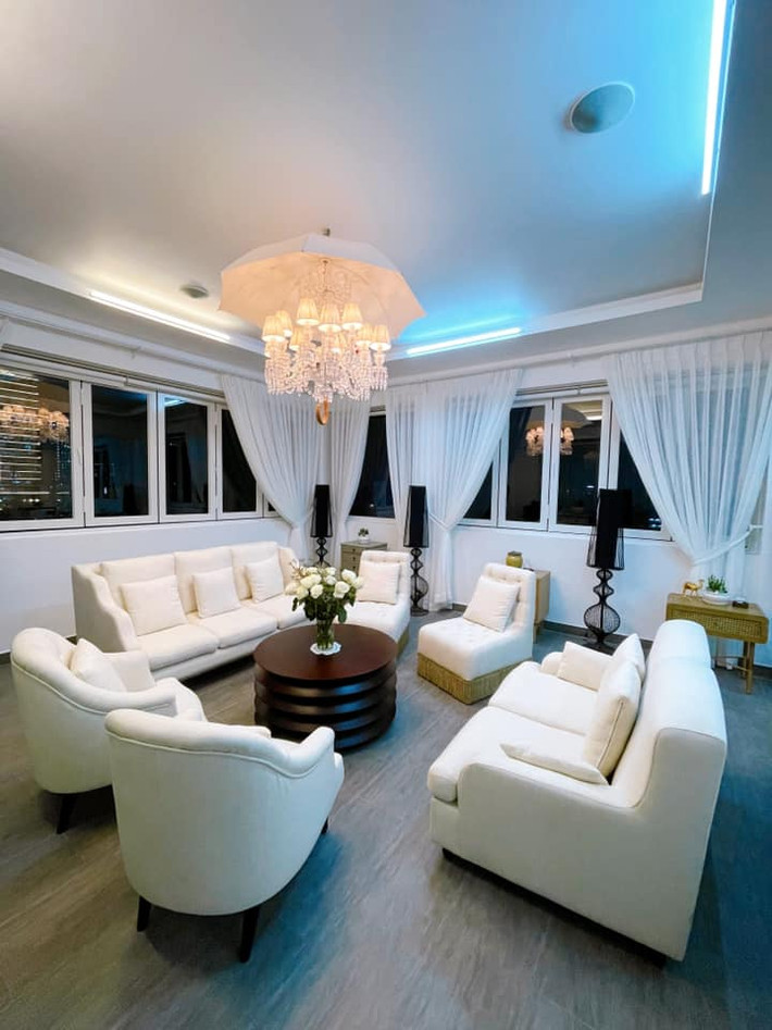 Biệt thự của Lý Nhã Kỳ có diện tích siêu rộng và được gia chủ đặt rất nhiều bàn ghế để làm nơi tụ tập bạn bè.