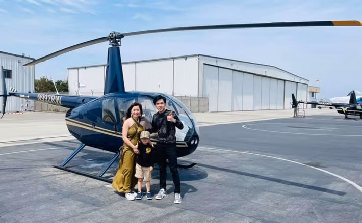 Mới đây nhất, vợ chồng Đan Trường không ngần ngại chi tiền "khủng" thuê hẳn trực thăng riêng cho con trai 4 tuổi "thử cảm giác mạnh". Ảnh: FBNV