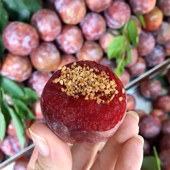 Nhờ khí hậu thuận lợi, mận hậu Sơn La có hương vị thơm ngon, khác biệt. Mận hậu bán nhiều tại các cửa hàng với giá từ 25.000 - 30.000 đồng/kg. Ảnh: Internet