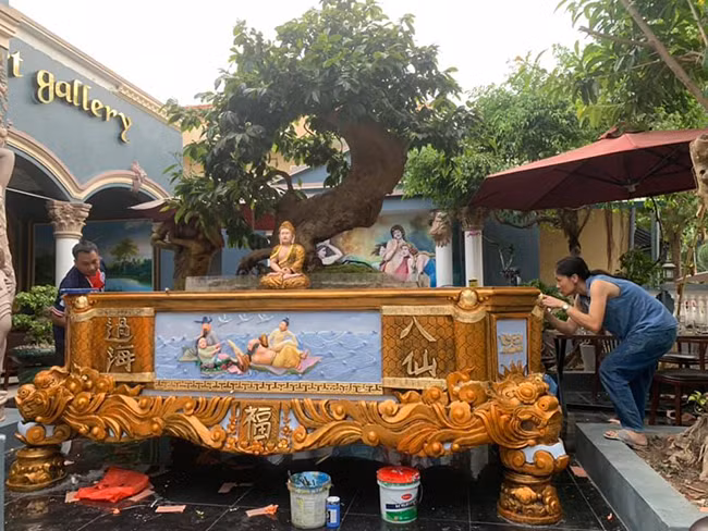 Cây mai vàng cổ lên chậu được 8 năm, các nghệ nhân đã kiên trì tạo tác để cây có dáng thế đẹp, cây có tên “Thiên phúc Yên Tử”. Ảnh: Dân Việt.