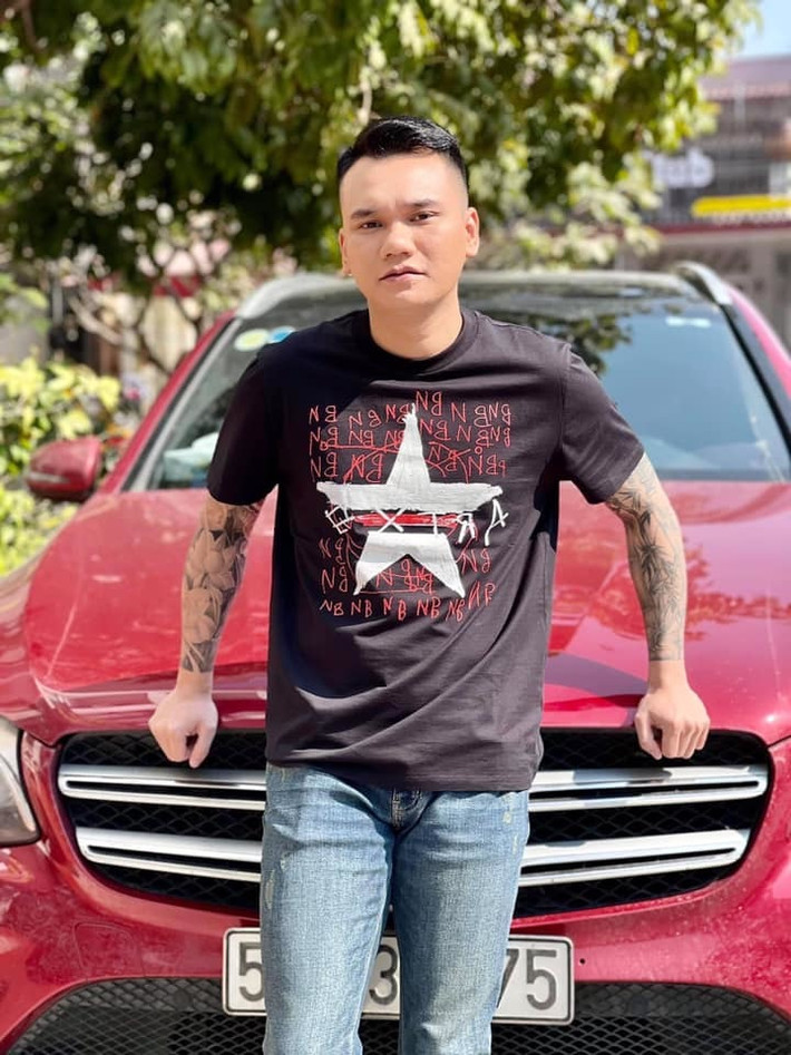 Đây là phương tiện di chuyển chính của nam ca sĩ, nhằm phục vụ cho công việc thường xuyên đi lại, đi diễn, dự sự kiện...Ảnh: Yan