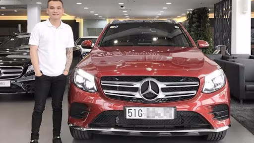 Trước đó, Khắc Việt cũng tự tậu chiếc xế hộp hạng sang của Mercedes-Benz với giá hơn 2 tỷ đồng. Ảnh: Dân Việt