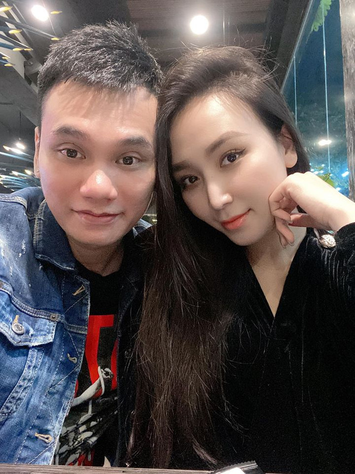 Hoạt động nghệ thuật lâu năm, có nhiều bản hit... đến nay Khắc Việt sở hữu khối tài sản "không phải dạng vừa" trong showbiz Việt. Năm 2020, Khắc Việt tiết lộ vừa mua thêm 2 căn nhà mặt đất ở TP. HCM và Hà Nội để làm quà cho vợ khi đang mang song thai con đầu lòng. Ảnh: Dân Việt.