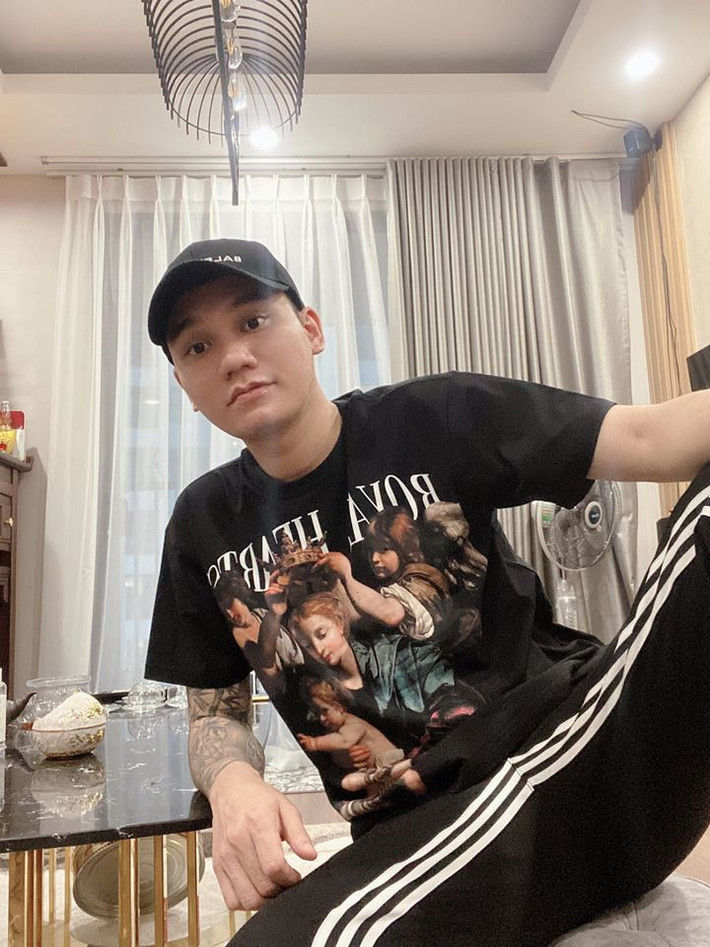 Hiện tại mức giá cát-xê của nam ca sĩ đã tăng lên đáng kể, từ vài chục triệu đến cả trăm triệu đồng. Ảnh: Dân Việt