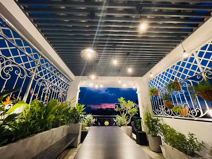 Đặc biệt, Hồ Bích Trâm trồng nhiều loại cây trên sân thương. Ảnh: Ngoisao