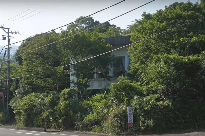 Đây là biệt thự lớn nhất của Genshiro Kawamoto bị hư hỏng hoàn toàn kể cả nội thất đắt đỏ sau khi ông bị bắt vì tội trốn thuế.