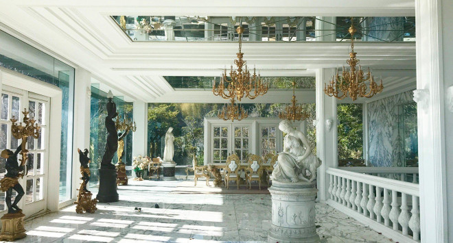 Khu vực phòng ăn rộng lớn gần như chưa bị xuống cấp. Sàn nhà được lát bằng đá cẩm thạch sáng bóng, các bức tượng và đèn chùm bằng vàng ròng 24k