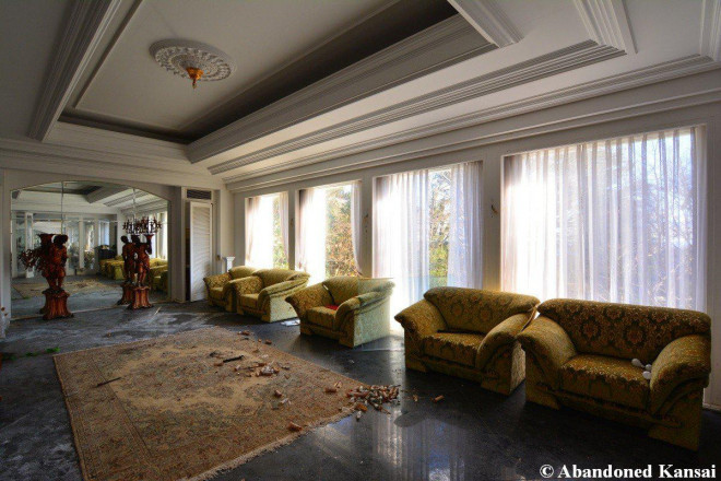 Vẻ sang trọng, cầu kỳ của căn biệt thự bỏ hoang khiến không ít người tiếc nuối.