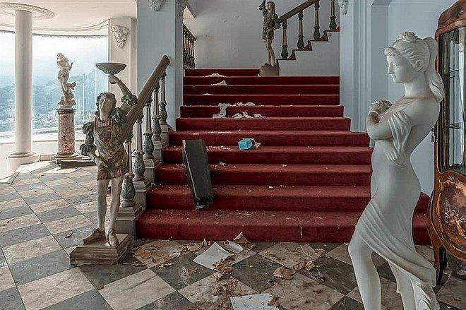 Cầu thang từng được trải thảm đỏ sang trọng.