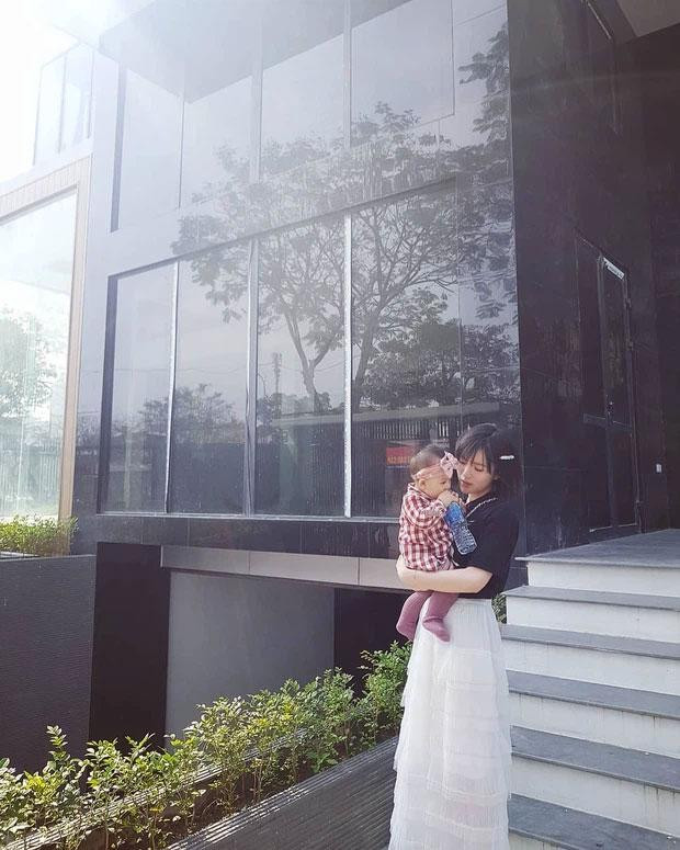 Tháng 4/2017, Tú Linh kết hôn với doanh nhân Hoàng Long. Hiện, cả hai đã có với nhau một trai, một gái.