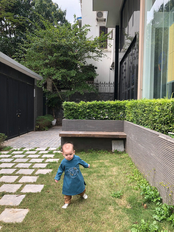 Xung quanh nhà là khu sân vườn tuy không quá rộng nhưng có quy hoạch gọn gàng, cây cối cắt tỉa đơn giản.