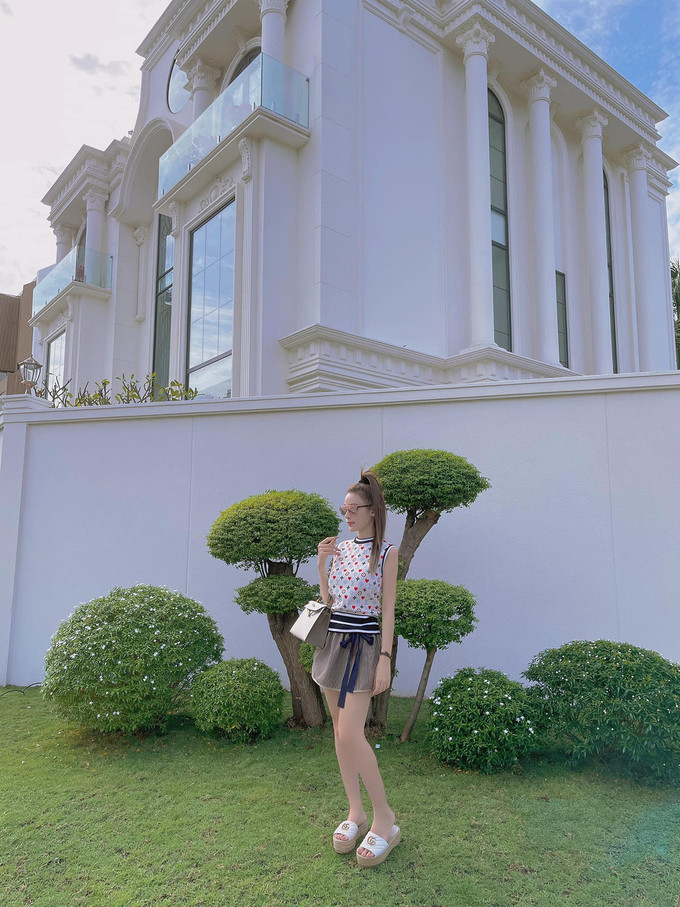Đầu năm nay, hot girl Huyền Baby chia sẻ hình ảnh trong căn nhà hoành tráng như lâu đài được ông xã đại gia tặng vào dịp Valentine năm trước.