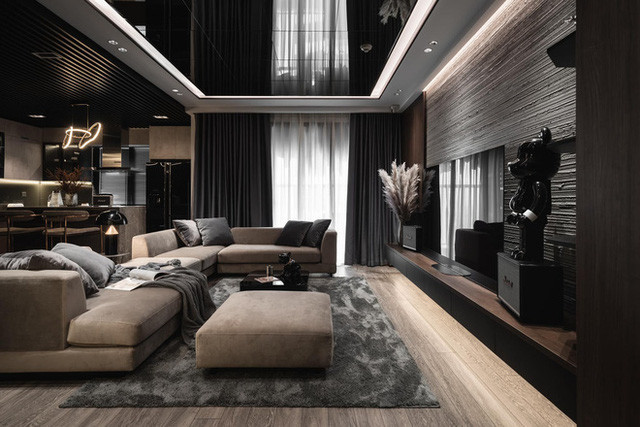 Màu sắc chủ đạo của căn nhà là màu trung tính và màu tối.