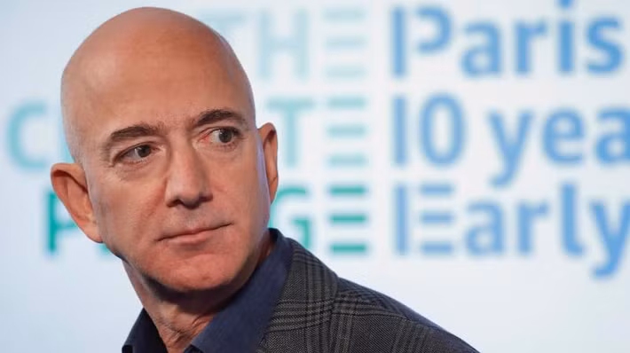 Được biết, ông Bezos sẽ rời bỏ công việc quản lý hàng ngày tại Amazon để dành nhiều thời gian hơn cho các dự án bao gồm công ty vũ trụ Blue Origin của ông - dự kiến sẽ đưa ông vào vũ trụ vào cuối tháng này.