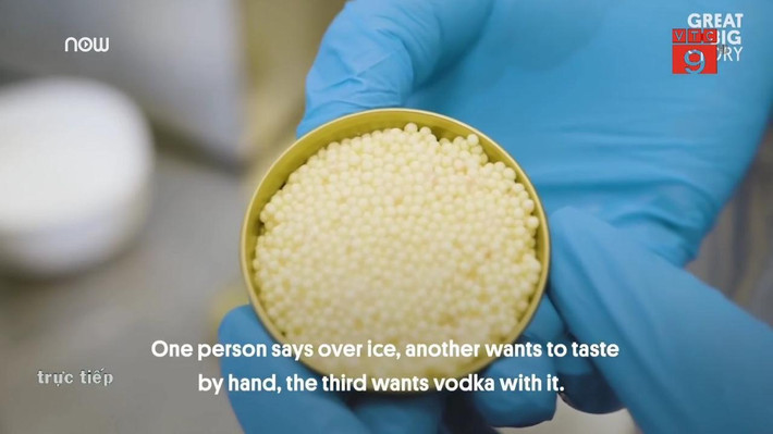 Từ 5kg trứng cá, trải qua quá trình khử nước sẽ cho 1kg thành phẩm. Sau khi ra thành phẩm, chúng được trộn với vàng 22 carat mịn.