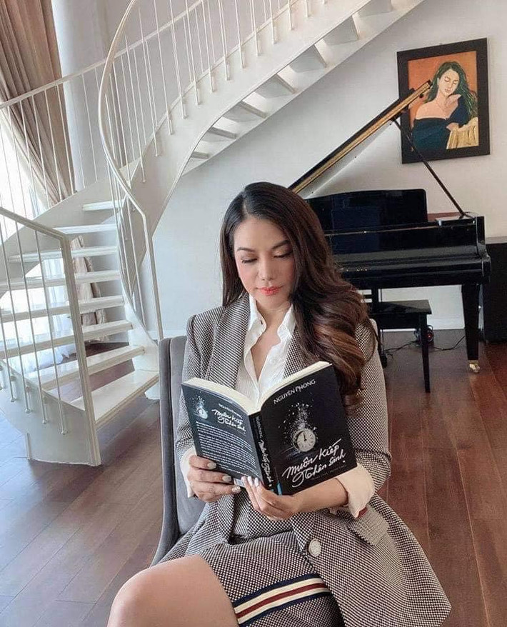 Nội thất có tông trắng, xám, đen chủ đạo, toát lên vẻ thanh lịch, hiện đại.