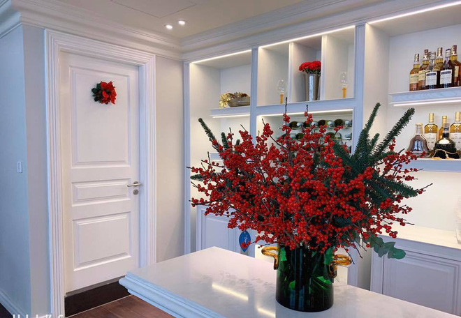 Nữ diễn viên cũng bày trí nhiều bình hoa giúp không gian càng thêm xinh tươi, sống động. Ảnh: FBNV