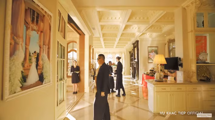 Căn biệt thự 800 tỷ của Mimi Morris rộng và sang trọng như cung điện.