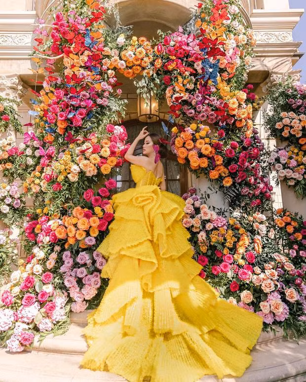 Không gian tiệc kỷ niệm ngày cưới được trang trí 100% bằng hoa tươi, khách mời trước khi nhập tiệc phải được test nhanh COVID-19 và đợi 30 phút mới được bước vào.